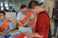 市人社局：“機關(guān)主題黨日”活動  走出辦公室  服務(wù)在現(xiàn)場